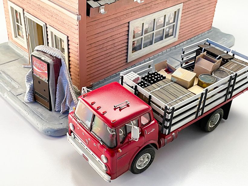 Mercantile Scale Model. 1970s Rural West. - Scenografie
