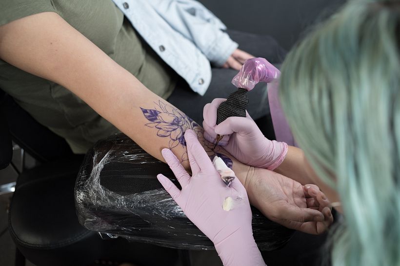 A máquina é um dos materiais fundamentais do kit do tatuador