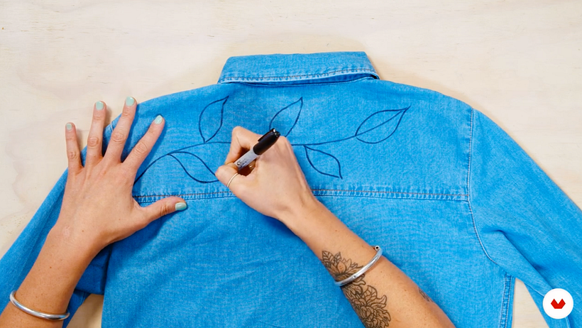 Crie um design para intervenção numa peça de camisa jeans