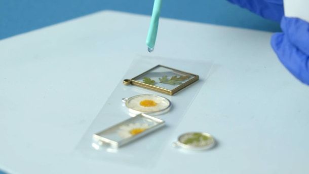 Usando o palito de silicone outra vez, despeje a segunda camada de resina no bisel