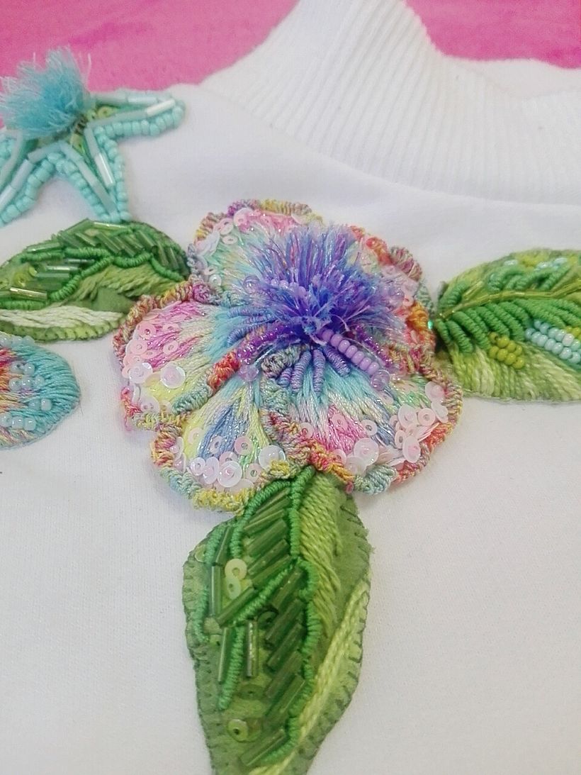 Esta flor me encantó su terminado mezclando peludos,puntadas y pedrería