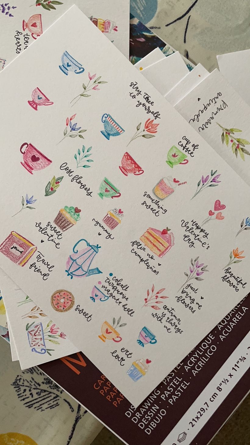 Las hojas de bocetos se convierten también en un 'brainstorm' para ir definiendo ideas de cara a nuevas colecciones