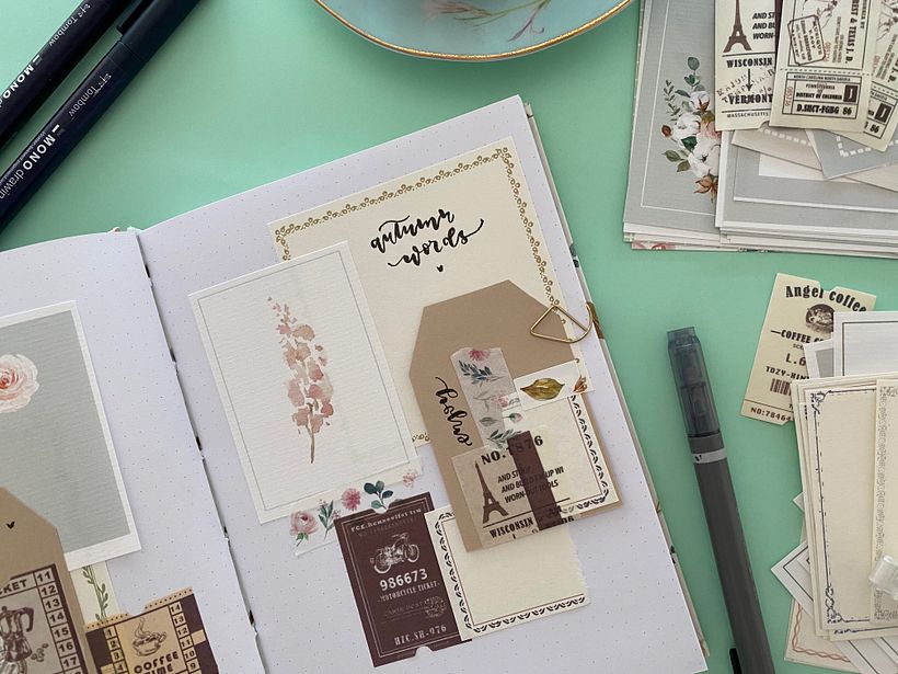 Para dar forma a estas páginas, voy recopilando tickets, tarjetas, papeles bonitos... Todo tiene cabida en mi art journal