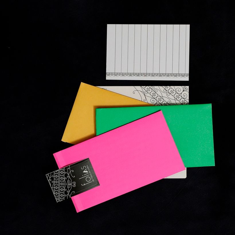 Solução encontrada: envelopes coloridos para reunir o material impresso, fechado com adesivo