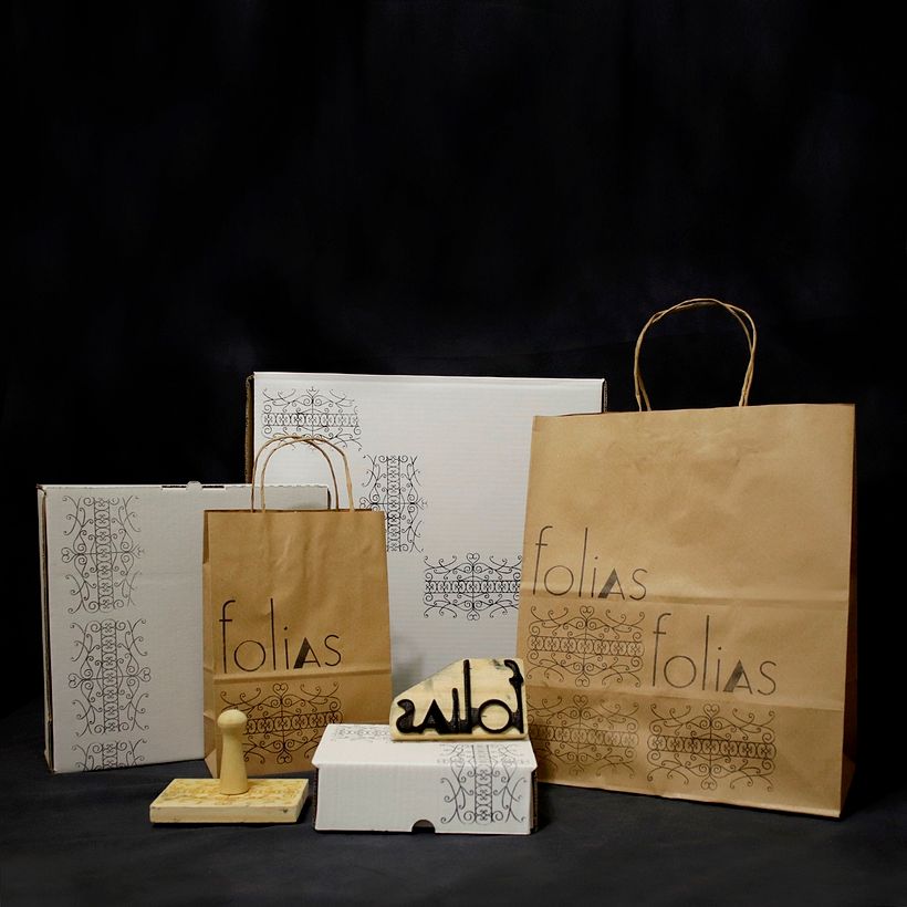 Caixas e sacolas carimbadas com logotipo e/ou módulos de padrão gráfico