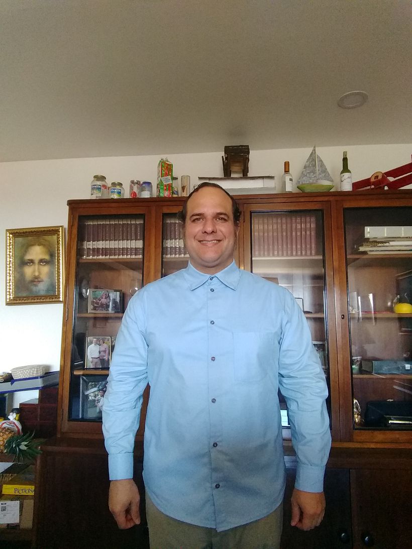 La camisa abotonada por completo, vista de adelante y  sacada.