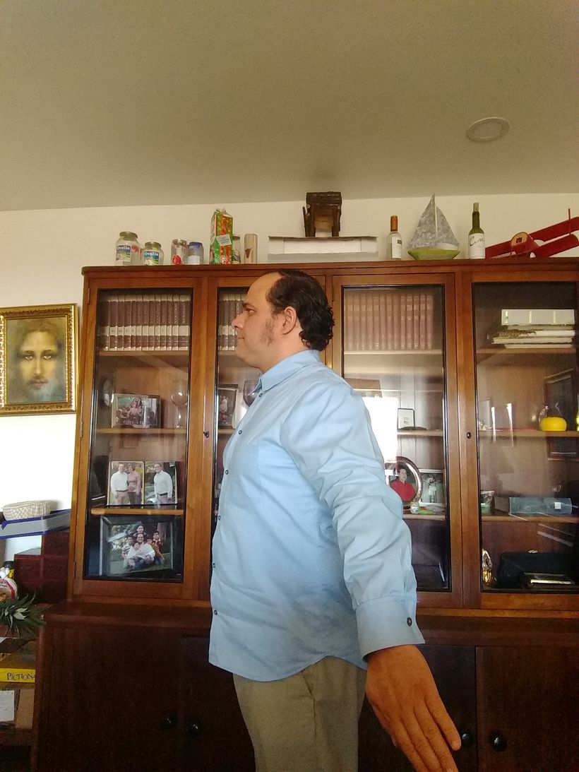 La camisa completa, vista por un lado,  sacada.