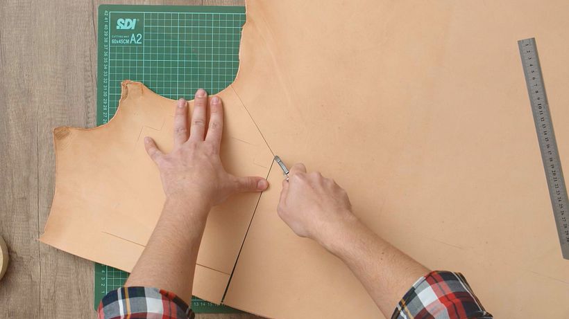 Trabaja sobre las partes limpias del cuero