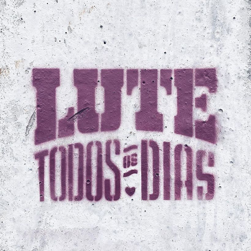 Cristina é especialista em lettering, designer e artista visual.