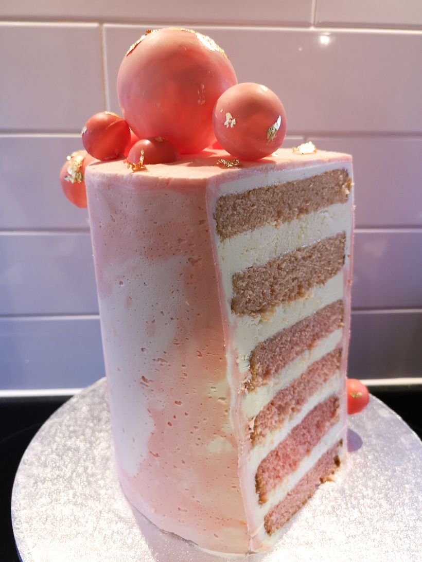 My project in Cake Design: Modern Decorating Techniques course by Danielle Chaves 1