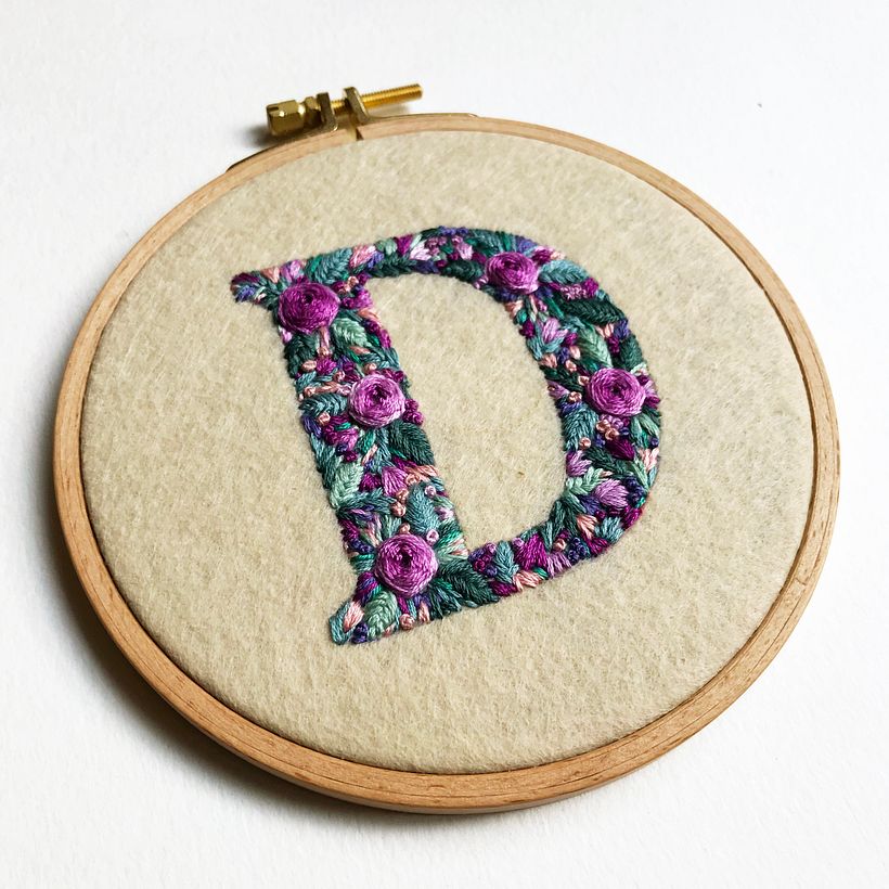 Keçe üzerine işlenmiş monogramlar  0