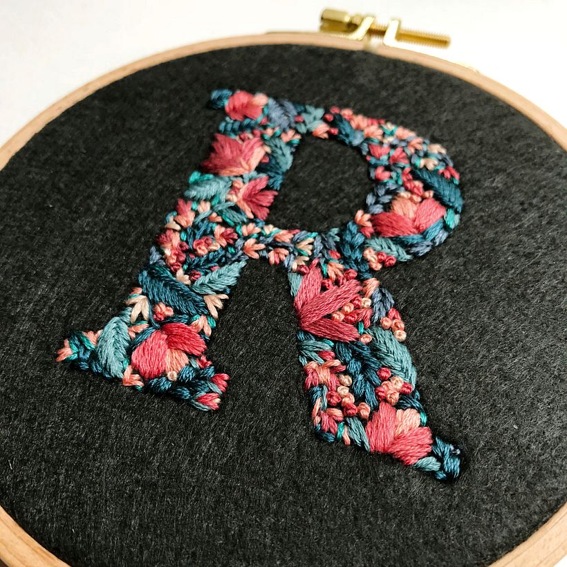 Keçe üzerine işlenmiş monogramlar  2