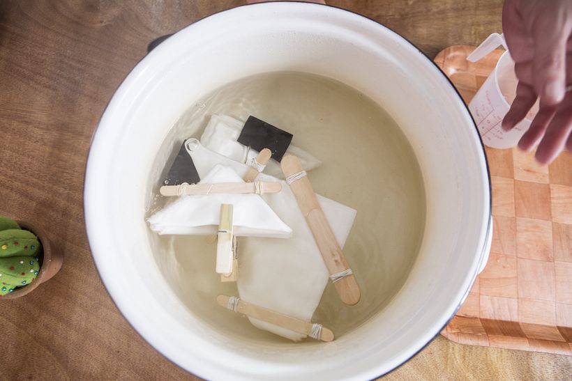 Palos de madera para teñir telas con shibori.