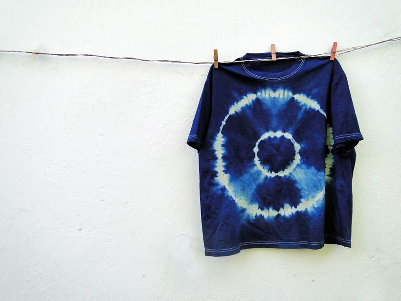 Diseño de camiseta con shibori.