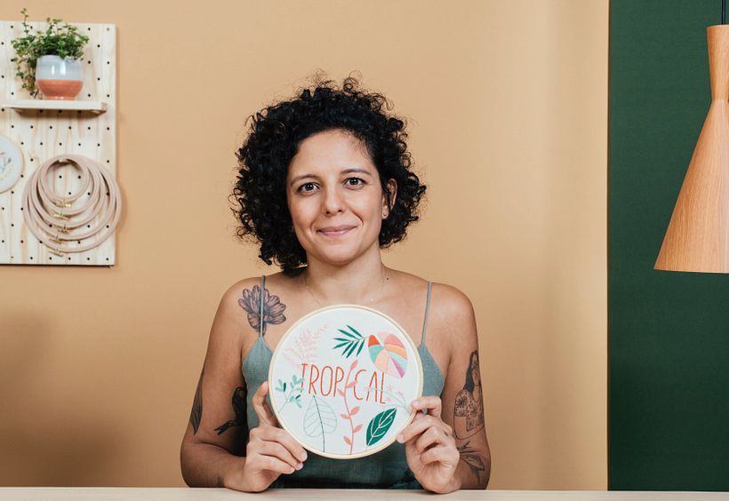 Na Domestika, Juliana Mota ministra o curso Técnicas básicas para bordado de letras