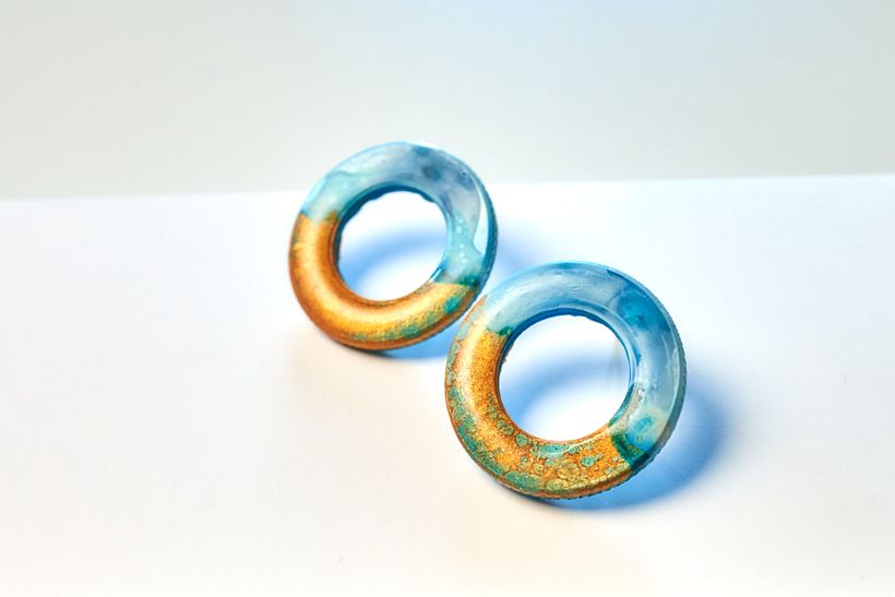 Beach circle stud, made with mica powder and alcohol ink. 