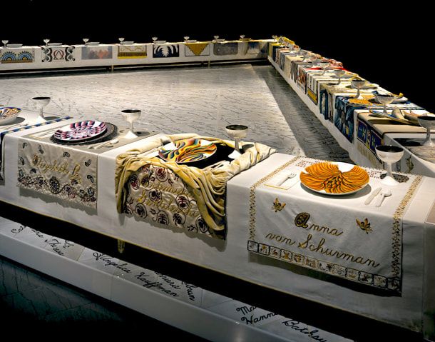 'Dinner Party', de Judy Chicago, deixou o trabalho de tecelãs e bordadeiras em evidência no mundo artístico
