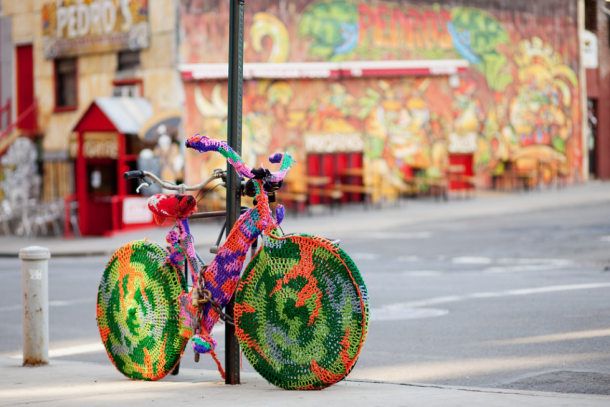 O 'yarn bombing' cobre de tudo. Foto: Streetartutopian.com