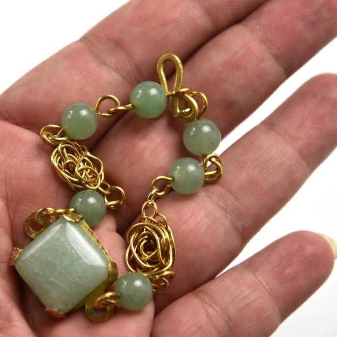 Jade y diferentes hilos de latón, pulsera.