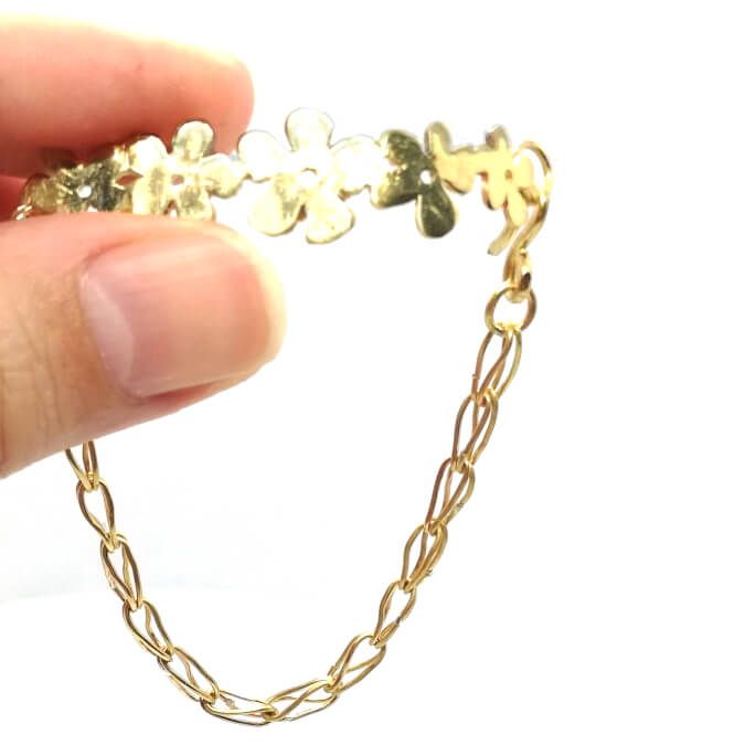 Pulsera de latón segueteado con cadena realizada a mano.