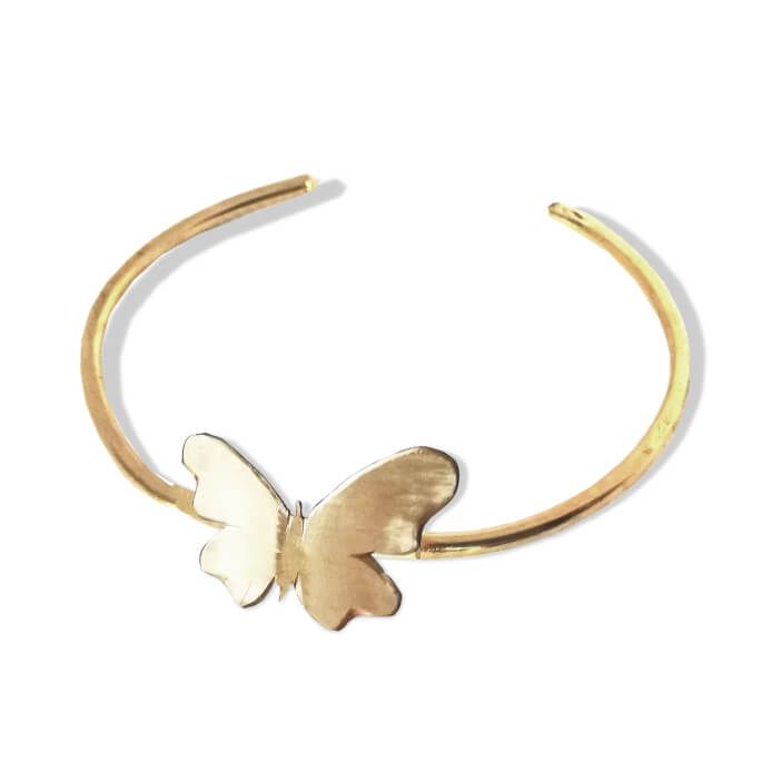 Pulsera de latón con mariposa y base rígida.