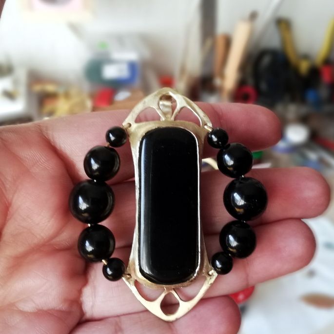 Primer acercamiento a las ideas del Art Nouveau en latón y ónice. Colgante.