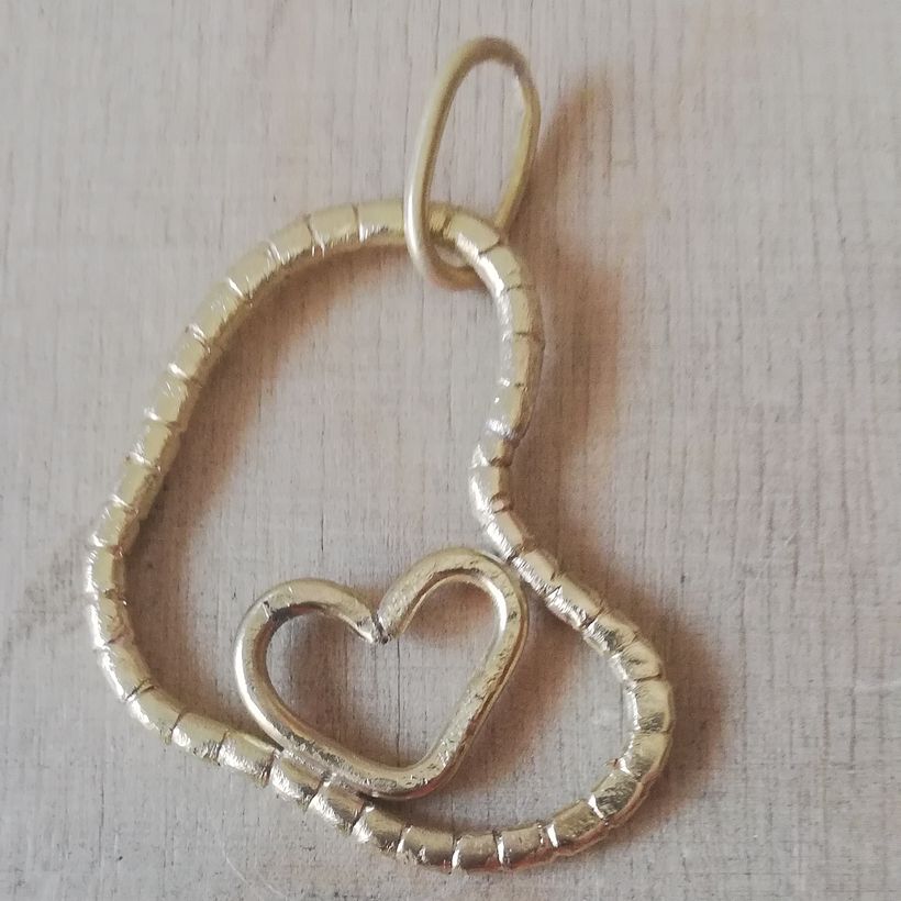 Un colgante simbólico que une el amor de una madre a su hija.