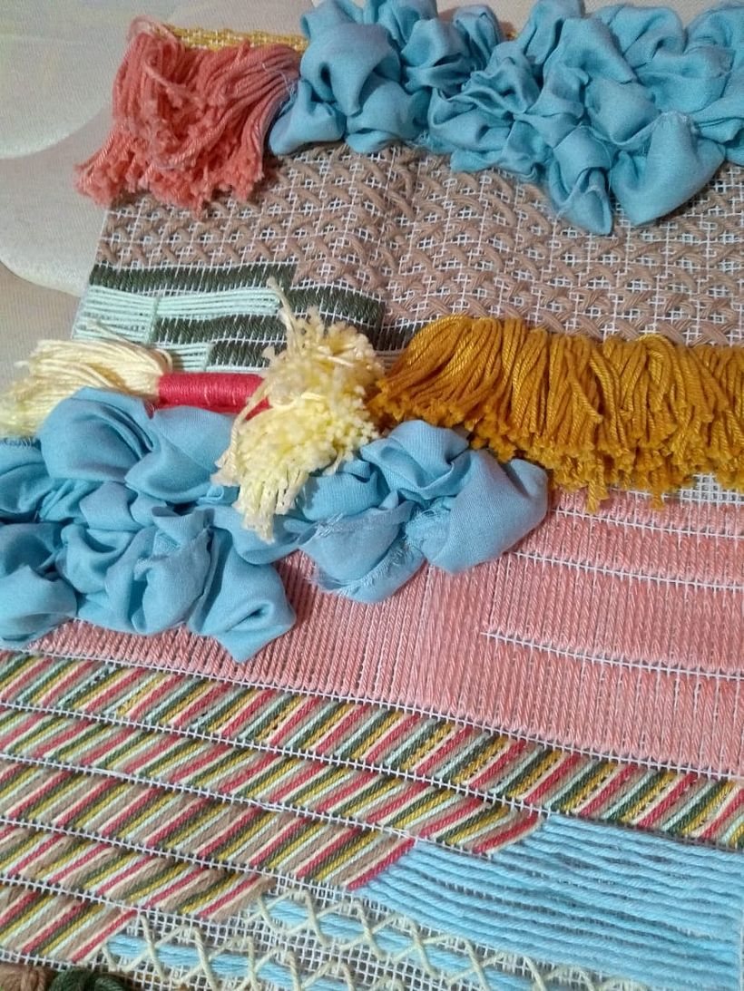 utilizei retalhos de tecidos que já tinha em casa e fios de algodão coloridos.