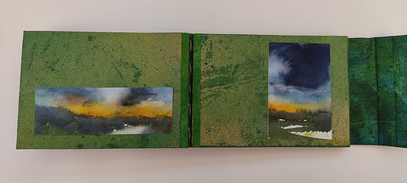 Interior del libro. Uno de los bifolios unidos con Tyvek tintado y acuarelas 