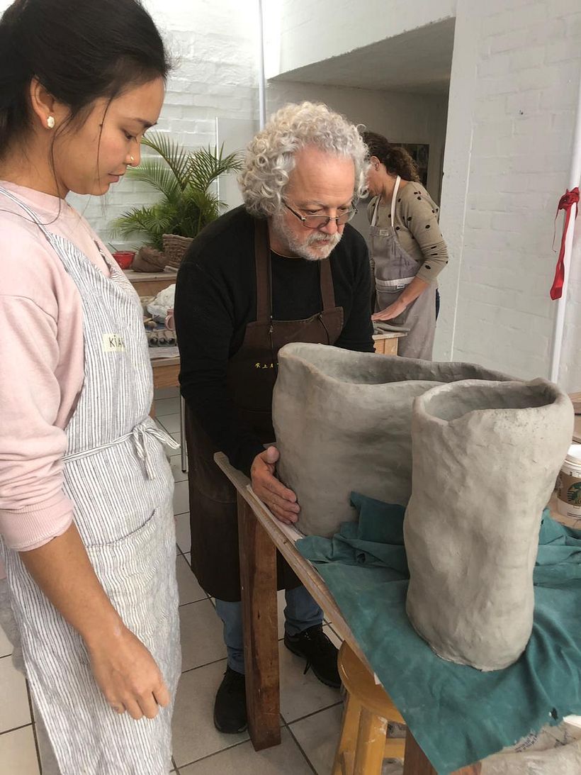 con el maestro, Guillermo Mañé,  en el seminario de escultura de gran formato en la escuela de Sonia Céspedes Rossel. 