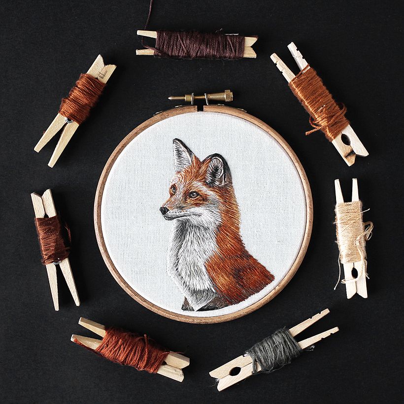 Emillie Ferris borda animales usando la técnica de needle painting.