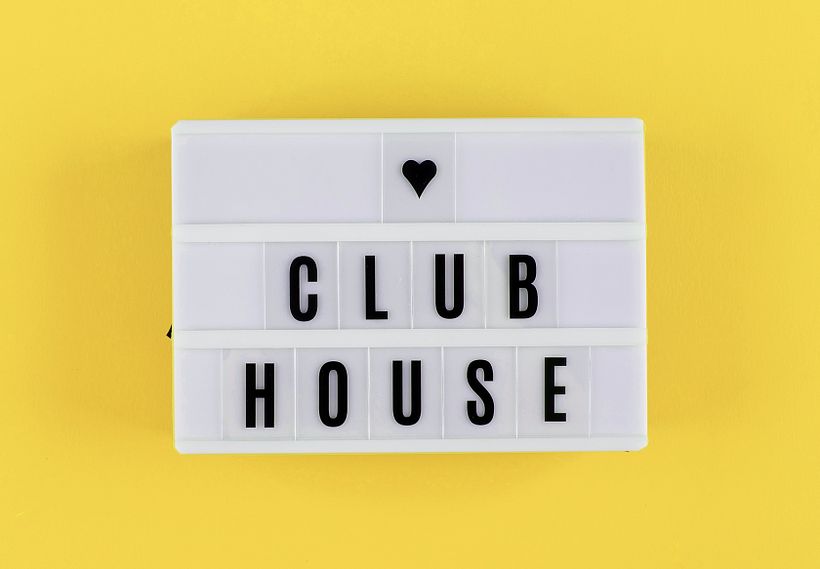 Poder intercambiar, absorber y compartir referencias son algunas de las ventajas de Clubhouse para profesionales creativos