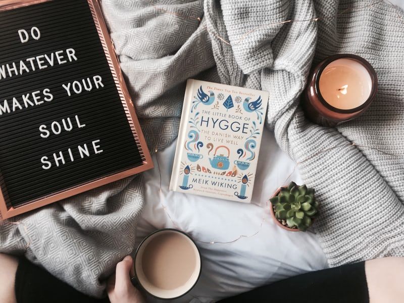 El libro Hygge de Meik Wiking analiza el concepto. Crédito: Unsplash.
