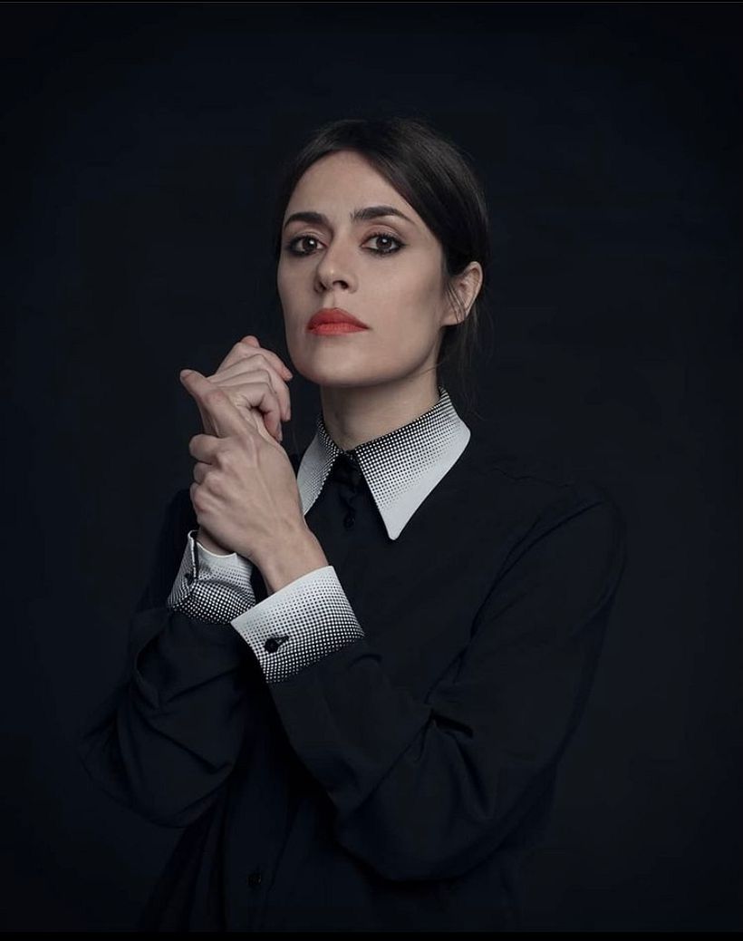Maika Makowski en camisa evanescente noire