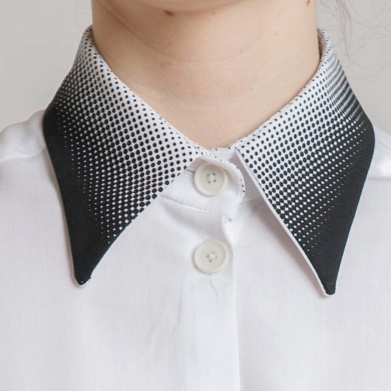 Détail du col avec un effet flou grâce au tissage.