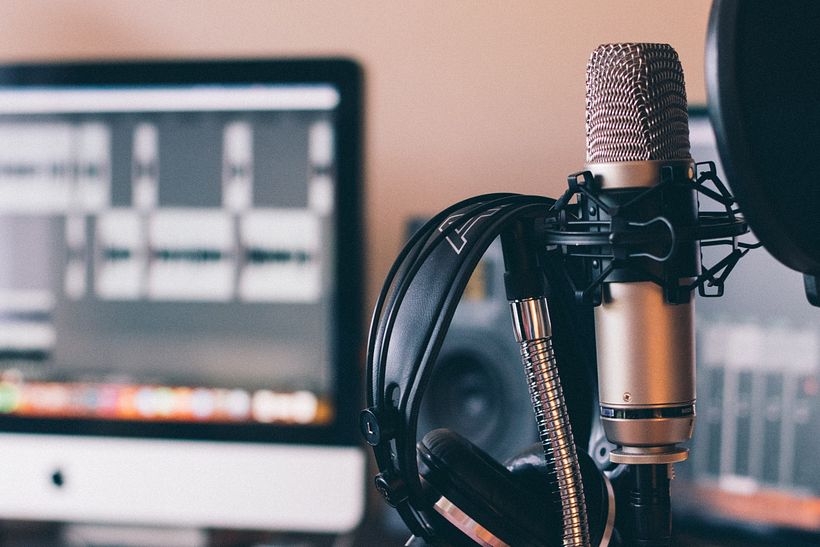 La palabra podcast surge de la unión de "iPod" y "broadcast".