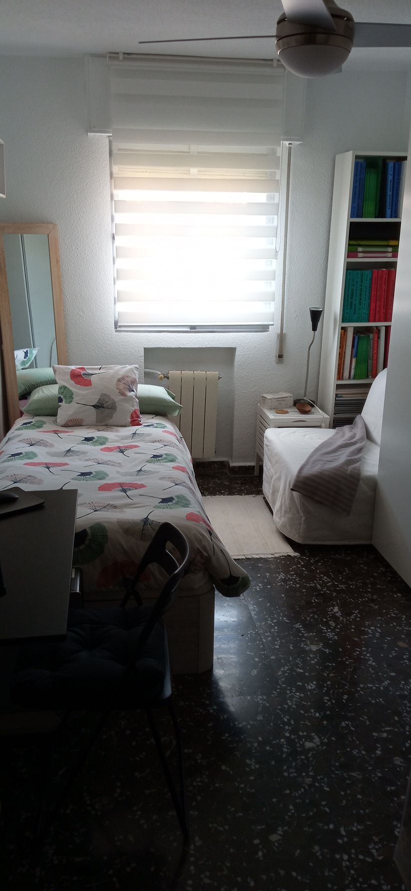 habitación pequeña con mucha luz