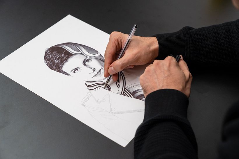 El artista Joaquín Rodríguez creando su retrato con bolígrafo.