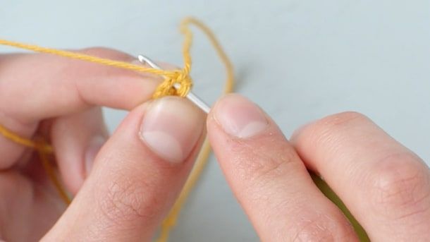 Encontre a linha e faça as duas argolinhas do ponto baixo