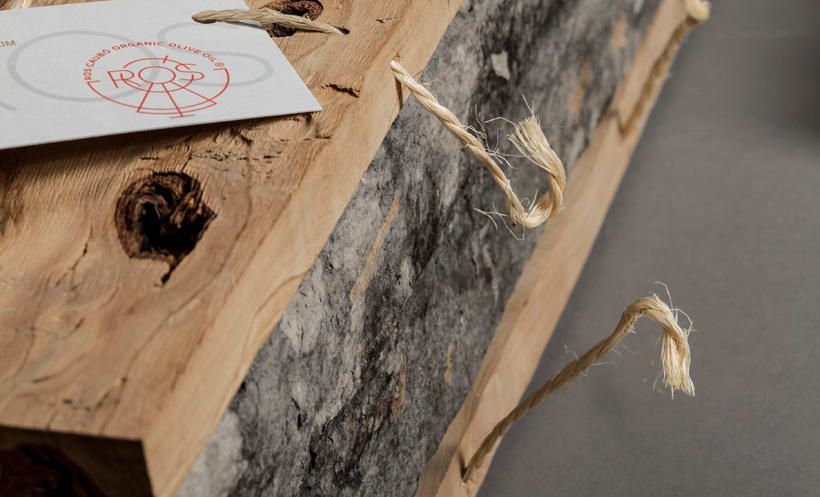Detalle de la caja del aceite de oliva ecológico Ros Caubó.
