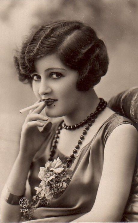 Zelda Fitzgerald in her "flapper" attire [A.G.Nauta Couture].