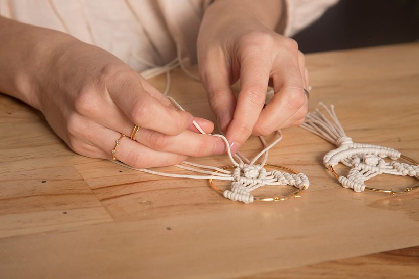 Carla Marin muestra los materiales necesarios para quienes quieran iniciarse en el arte de la joyería en macramé.