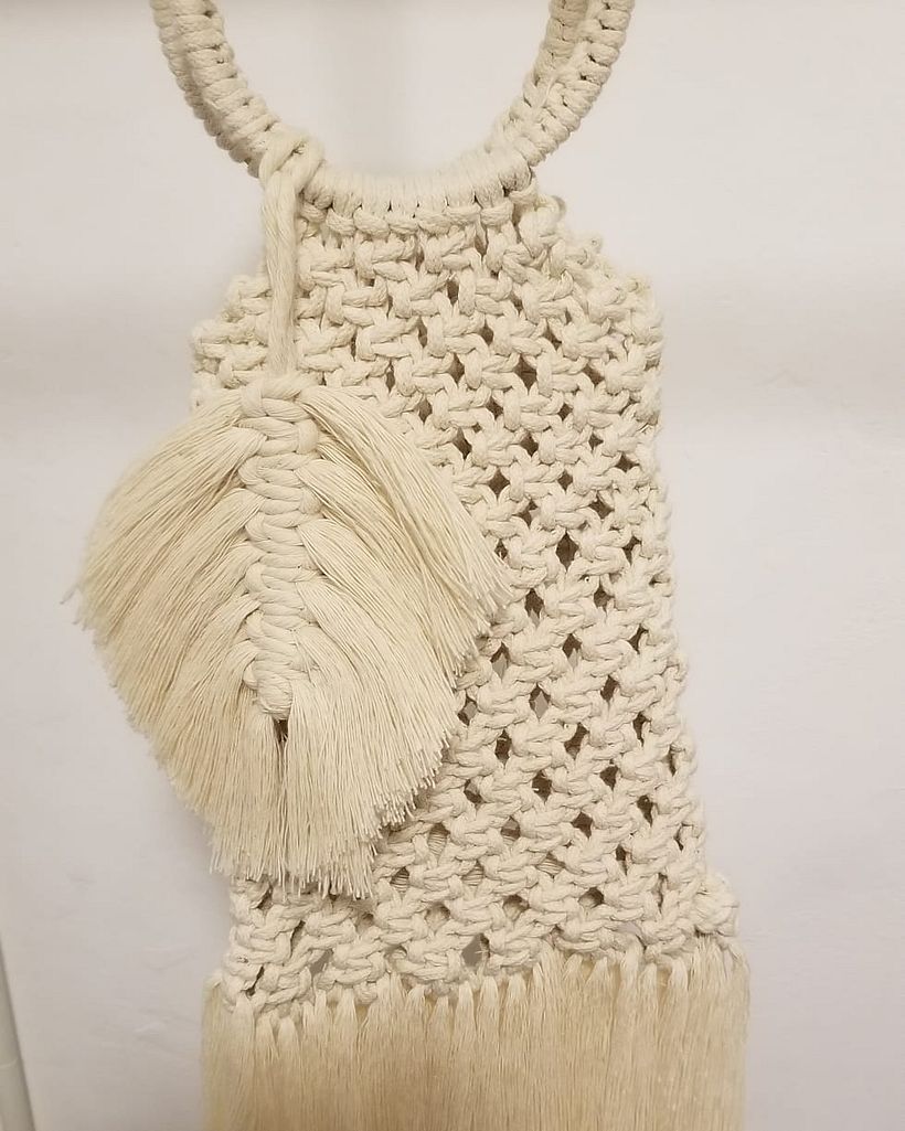 esta bolsa me gustó muchísimo, quise darle un toque elegante con el colgante y los flecos.