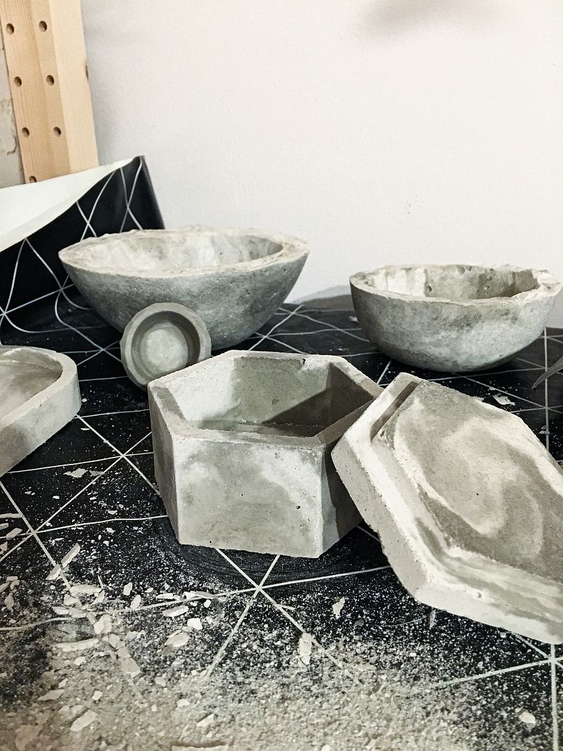 • experimental marble effect with grey and white cement •