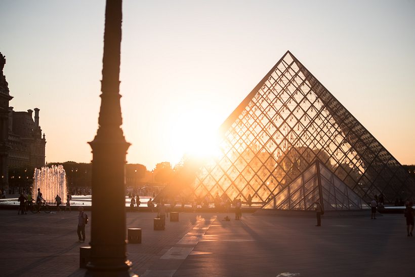 O acesso ao Museu do Louvre criado por Ieoh Ming Pei