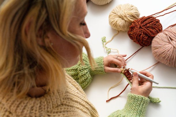 Alicia Recio Rodríguez is an expert in creating garments using crochet.