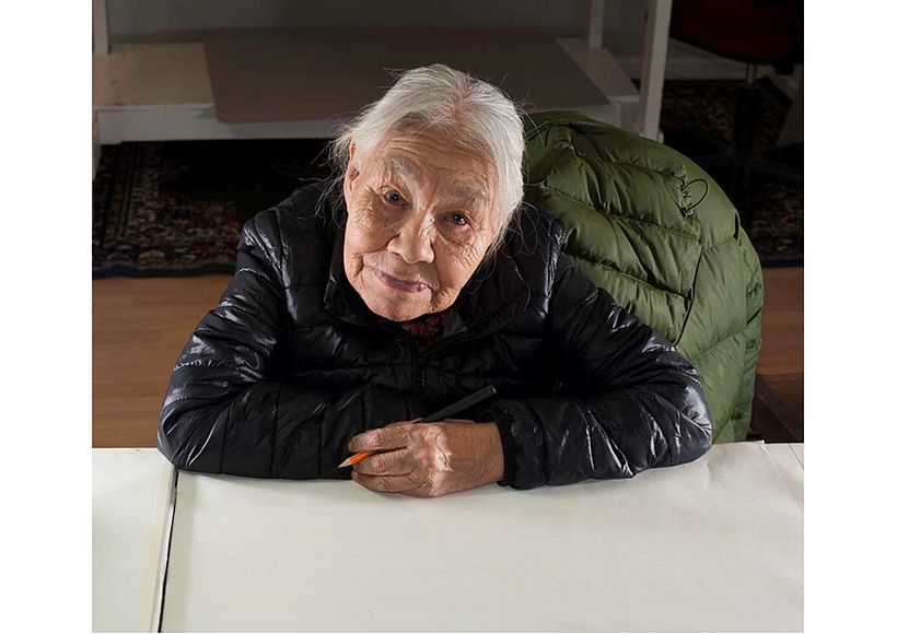 Kenojuak Ashevak. Fotografía de William Ritchie. Cortesía de Dorset Fine Arts.