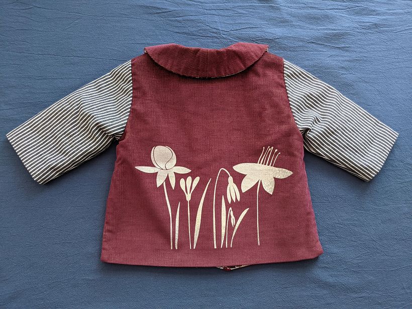 Chaqueta espalda con flores de serigrafía. Back jacket with silk screened flowers.