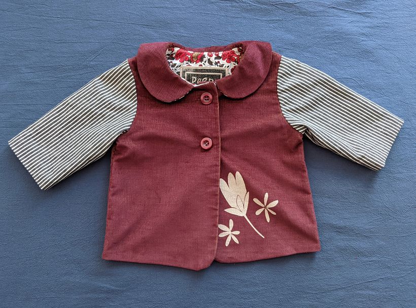 Chaqueta delantera con flores de serigrafía. Front jacket with silk screened flowers.