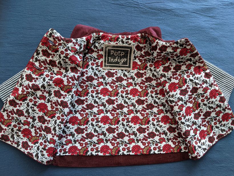 Forro en algodón y mi etiqueta estampada a mano grabada en linóleo. Cotton lining with lino printself stamped ettiquete.